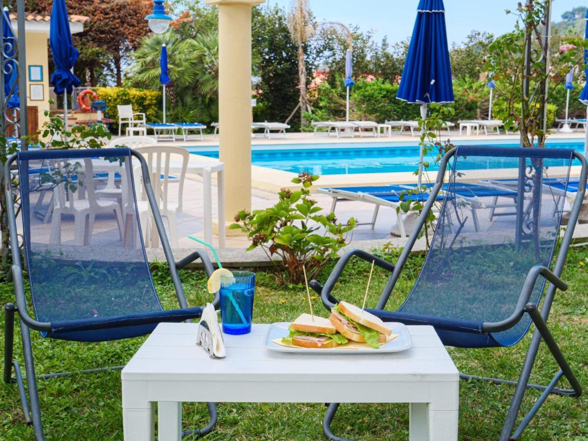 Hotel Delle Palme SantʼAgata sui Due Golfi Esterno foto