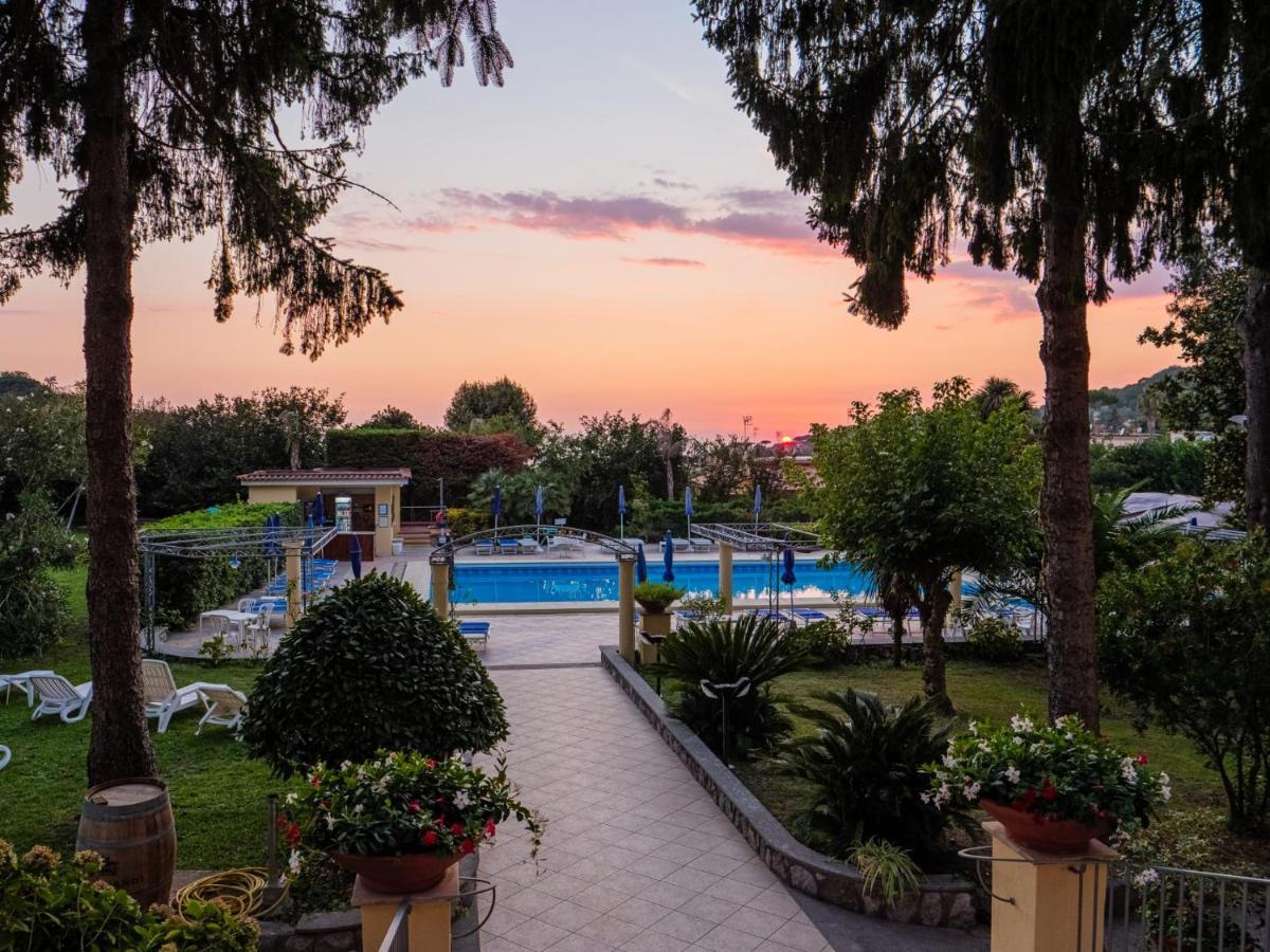 Hotel Delle Palme SantʼAgata sui Due Golfi Esterno foto