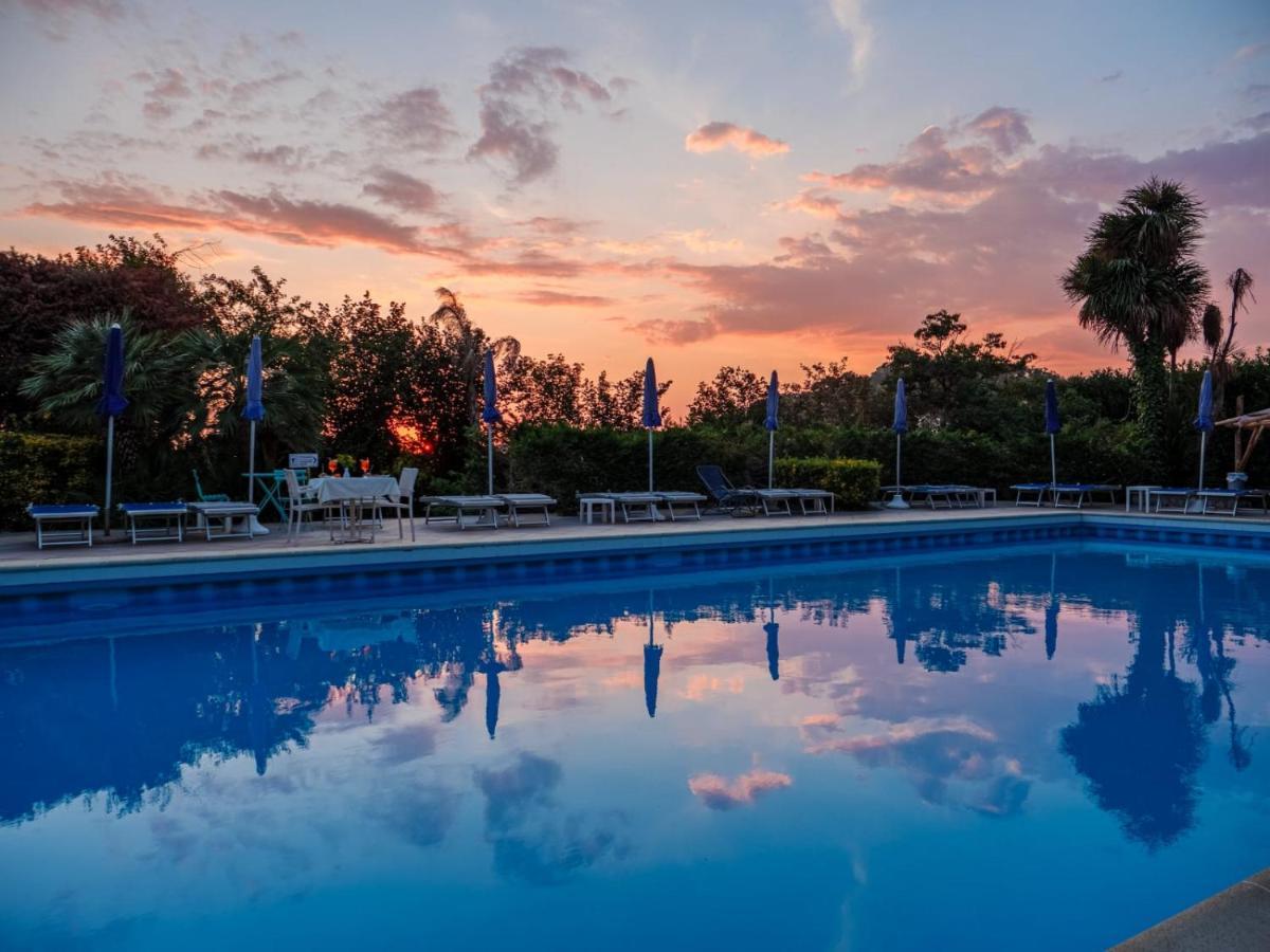 Hotel Delle Palme SantʼAgata sui Due Golfi Esterno foto