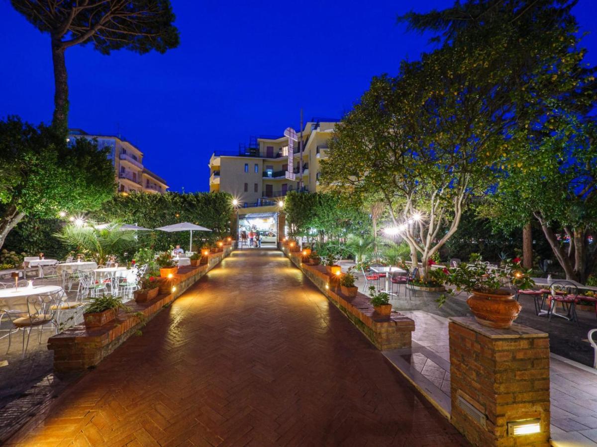 Hotel Delle Palme SantʼAgata sui Due Golfi Esterno foto