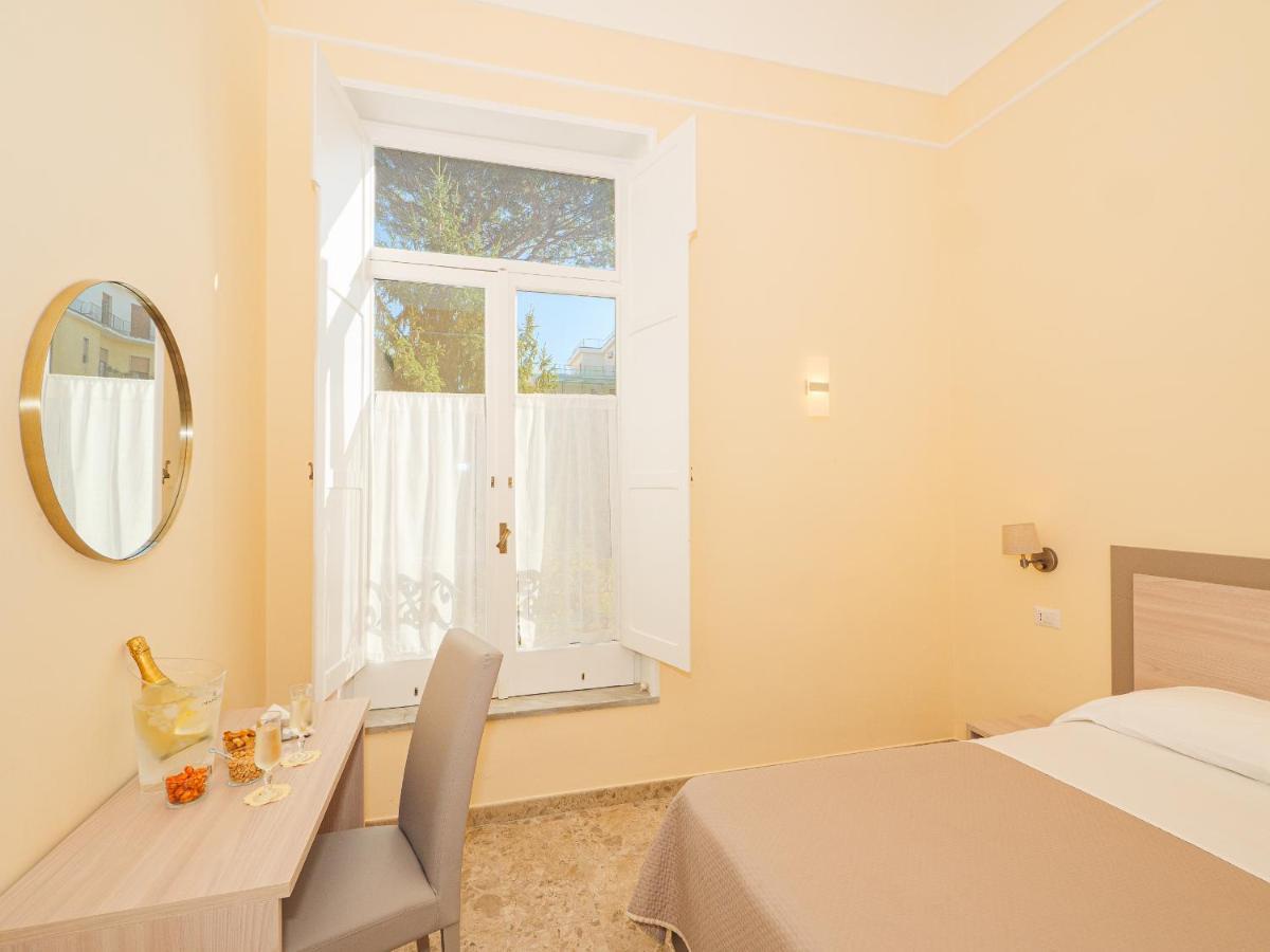 Hotel Delle Palme SantʼAgata sui Due Golfi Esterno foto